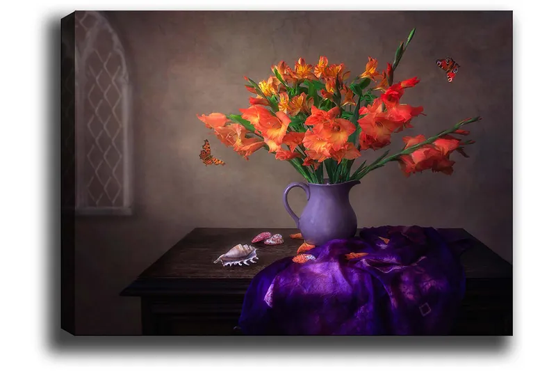 Lerretsbilde 70x100 cm - Vakker bukett med oransje gladioler i en lilla vase - Oransje / Lilla - Innredning - Bilder & kunst - Lerretsbilder