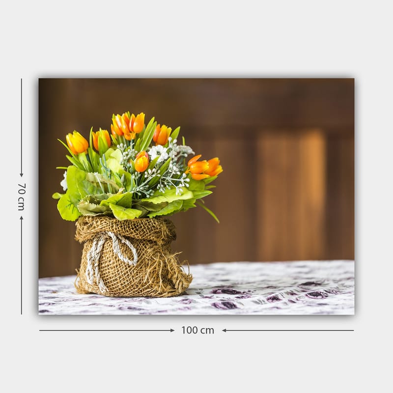 Lerretsbilde 70x100 cm - Vakker bukett med oransje tulipaner og grønne blader i en jutekurv - Oransje / Grønn / Hvit - Innredning - Bilder & kunst - Lerretsbilder