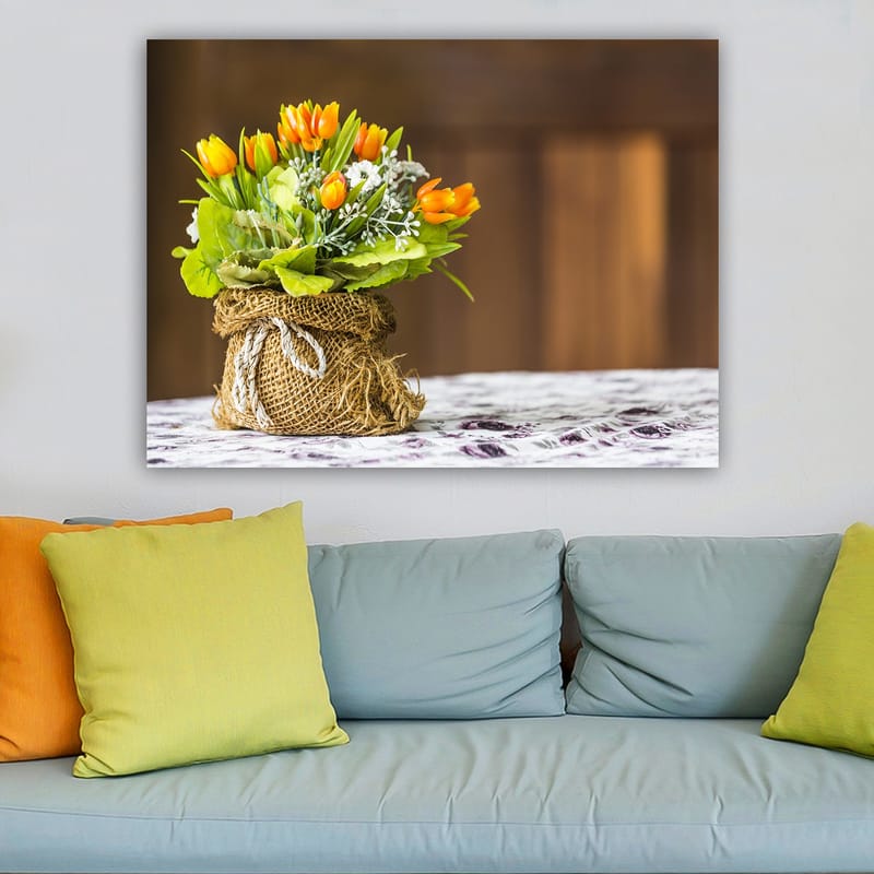 Lerretsbilde 70x100 cm - Vakker bukett med oransje tulipaner og grønne blader i en jutekurv - Oransje / Grønn / Hvit - Innredning - Bilder & kunst - Lerretsbilder