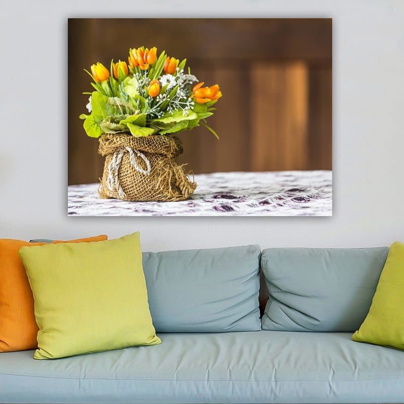 Lerretsbilde 70x100 cm - Vakker bukett med oransje tulipaner og grønne blader i en jutekurv - Oransje / Grønn / Hvit - Innredning - Bilder & kunst - Lerretsbilder