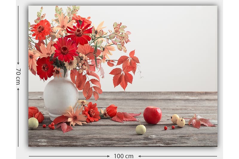 Lerretsbilde 70x100 cm - Vakker bukett med røde og oransje blomster i en hvit vase, omgitt av høstblader og frukt - Rød / Oransje / Grønn - Innredning - Bilder & kunst - Lerretsbilder