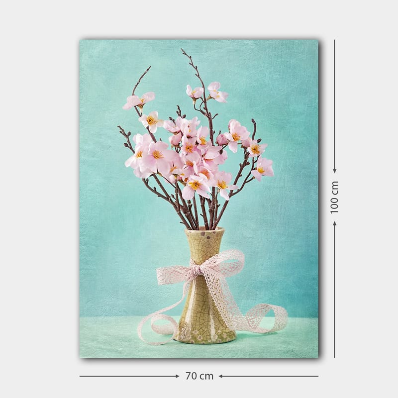 Lerretsbilde 70x100 cm - Vakker bukett med rosa blomster i en grønn vase dekorert med et lyserosa bånd - Rosa / Grønn / Lys blå - Innredning - Bilder & kunst - Lerretsbilder