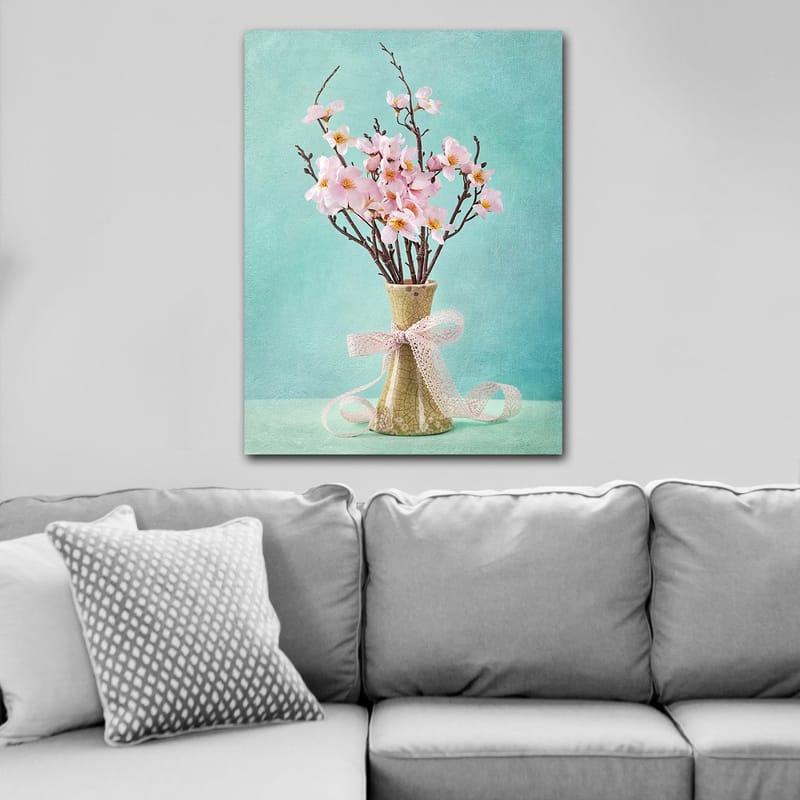 Lerretsbilde 70x100 cm - Vakker bukett med rosa blomster i en grønn vase dekorert med et lyserosa bånd - Rosa / Grønn / Lys blå - Innredning - Bilder & kunst - Lerretsbilder