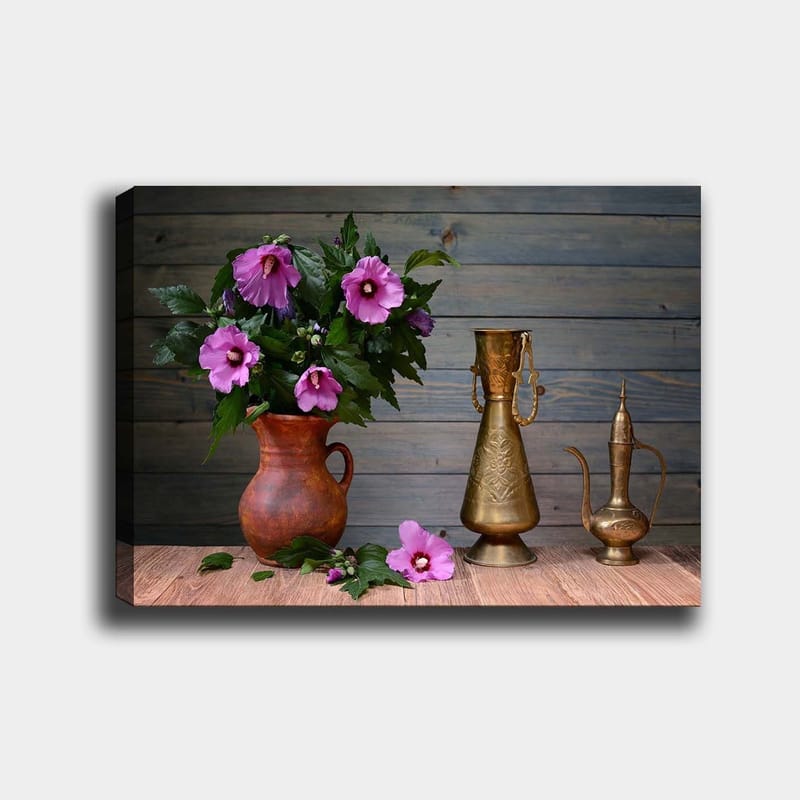 Lerretsbilde 70x100 cm - Vakker bukett med rosa blomster i en keramisk vase på et trebord, omgitt av metallgjenstander - Rosa / Grønn / Brun - Innredning - Bilder & kunst - Lerretsbilder