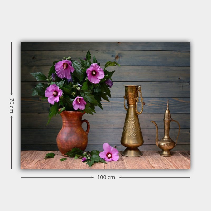 Lerretsbilde 70x100 cm - Vakker bukett med rosa blomster i en keramisk vase på et trebord, omgitt av metallgjenstander - Rosa / Grønn / Brun - Innredning - Bilder & kunst - Lerretsbilder
