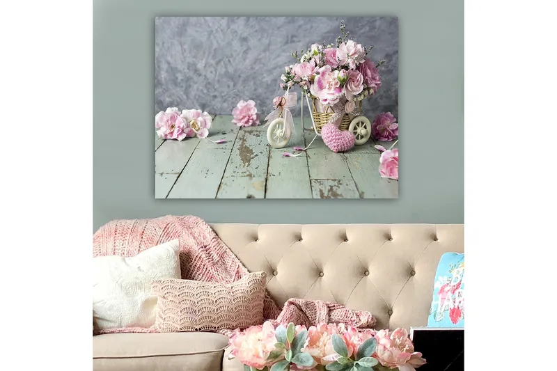 Lerretsbilde 70x100 cm - Vakker bukett med rosa blomster i en liten sykkelkurv - Rosa / Grønn / Hvit - Innredning - Bilder & kunst - Lerretsbilder