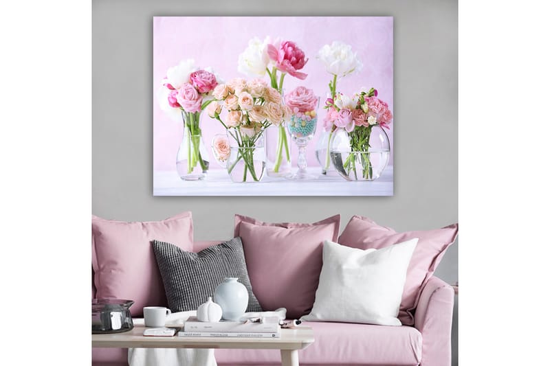 Lerretsbilde 70x100 cm - Vakker bukett med rosa og hvite blomster i forskjellige glassvaser - Rosa / Hvit / Grønn - Innredning - Bilder & kunst - Lerretsbilder