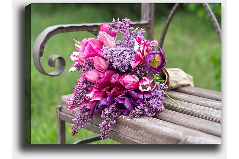 Lerretsbilde 70x100 cm - Vakker bukett med rosa og lilla blomster arrangert på en benk - Rosa / Lilla / Grønn - Innredning - Bilder & kunst - Lerretsbilder