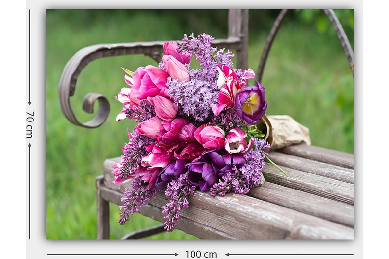Lerretsbilde 70x100 cm - Vakker bukett med rosa og lilla blomster arrangert på en benk - Rosa / Lilla / Grønn - Innredning - Bilder & kunst - Lerretsbilder