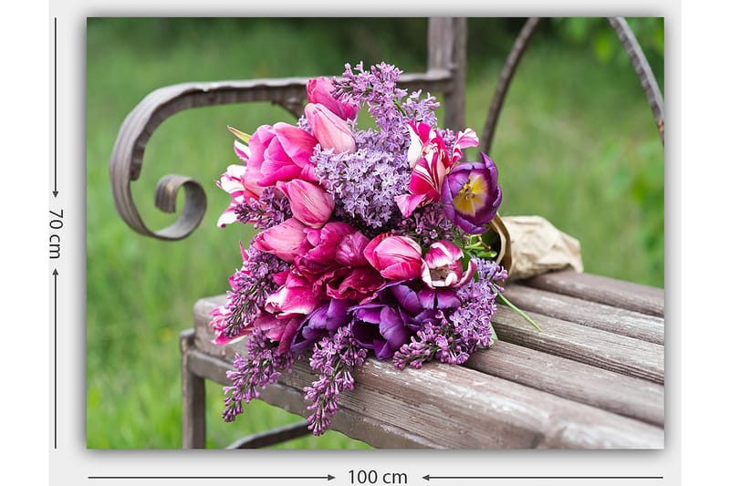 Lerretsbilde 70x100 cm - Vakker bukett med rosa og lilla blomster arrangert på en benk - Rosa / Lilla / Grønn - Innredning - Bilder & kunst - Lerretsbilder