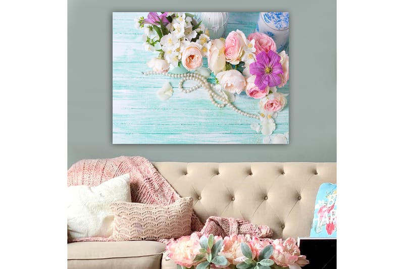 Lerretsbilde 70x100 cm - Vakker bukett med rosa og lilla blomster sammen med perler på en lysegrønn bakgrunn - Rosa / Lilla / Hvit - Innredning - Bilder & kunst - Lerretsbilder