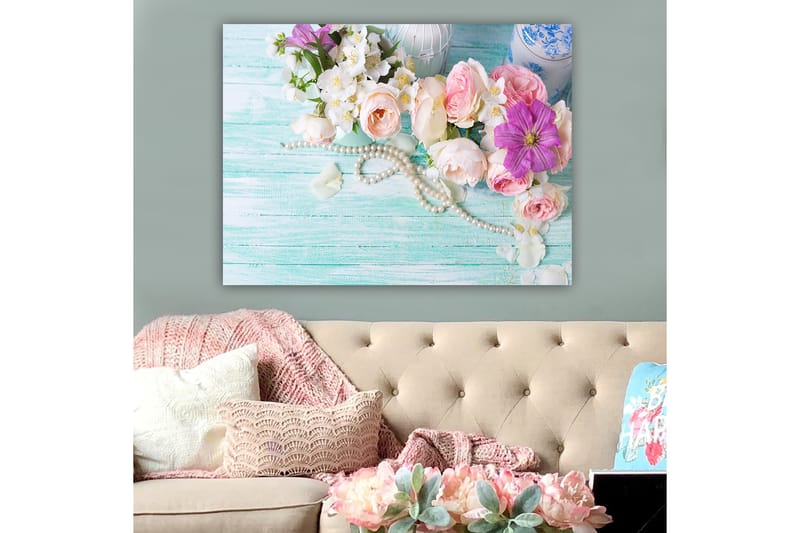 Lerretsbilde 70x100 cm - Vakker bukett med rosa og lilla blomster sammen med perler på en lysegrønn bakgrunn - Rosa / Lilla / Hvit - Innredning - Bilder & kunst - Lerretsbilder
