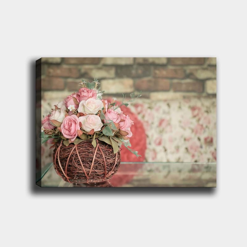 Lerretsbilde 70x100 cm - Vakker bukett med rosa roser i en kurv med kvister - Rosa / Grønn / Brun - Innredning - Bilder & kunst - Lerretsbilder