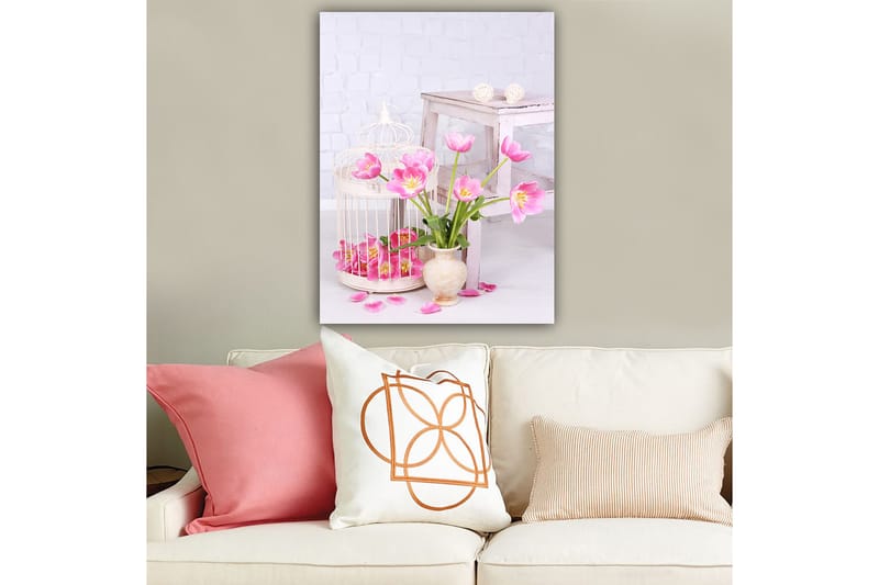 Lerretsbilde 70x100 cm - Vakker bukett med rosa tulipaner i en potte, omgitt av blomsterblader og et fuglebur - Rosa / Grønn / Beige - Innredning - Bilder & kunst - Lerretsbilder
