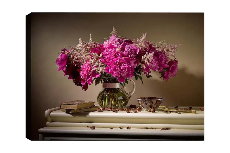 Lerretsbilde 70x100 cm - Vakker bukett med rosa peoner i en glassvase, Rosa / Grønn / Beige
