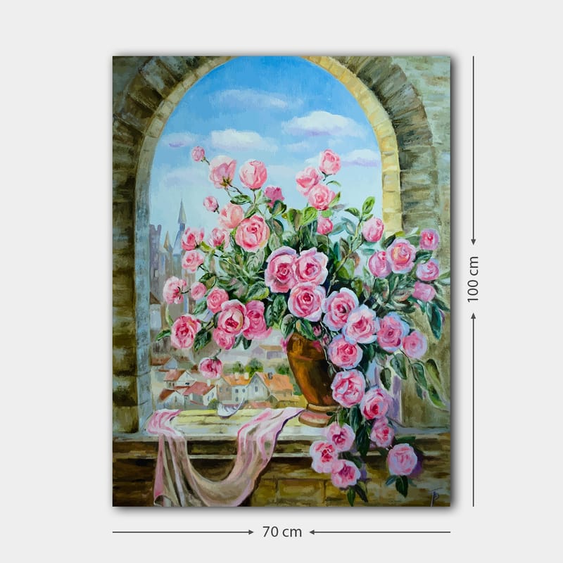 Lerretsbilde 70x100 cm - Vakker bukett med roser i en potte, plassert ved et vindu med utsikt over en by - Rosa / Grønn / Brun - Innredning - Bilder & kunst - Lerretsbilder