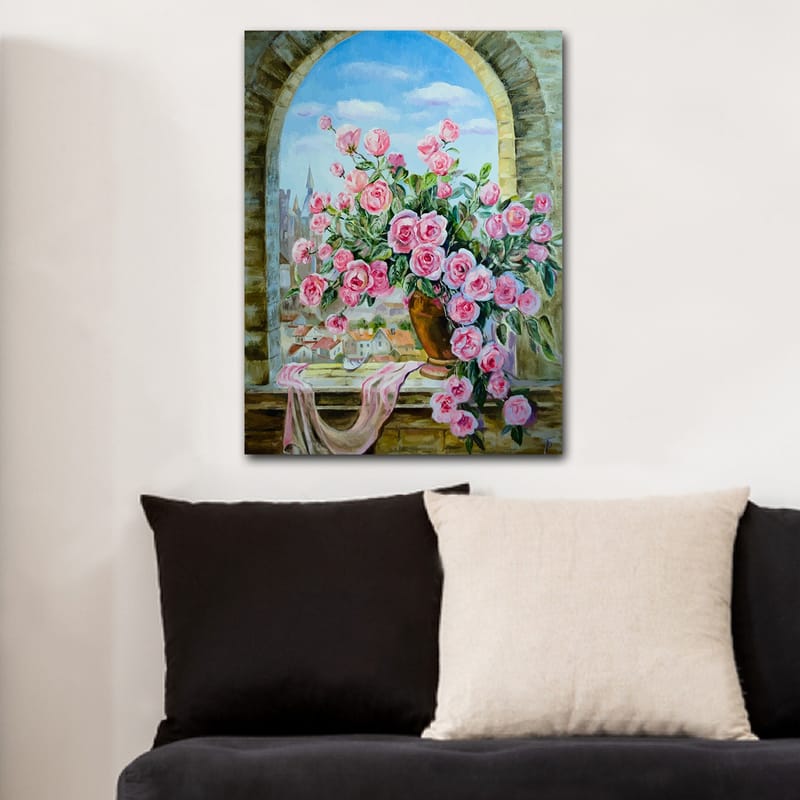 Lerretsbilde 70x100 cm - Vakker bukett med roser i en potte, plassert ved et vindu med utsikt over en by - Rosa / Grønn / Brun - Innredning - Bilder & kunst - Lerretsbilder
