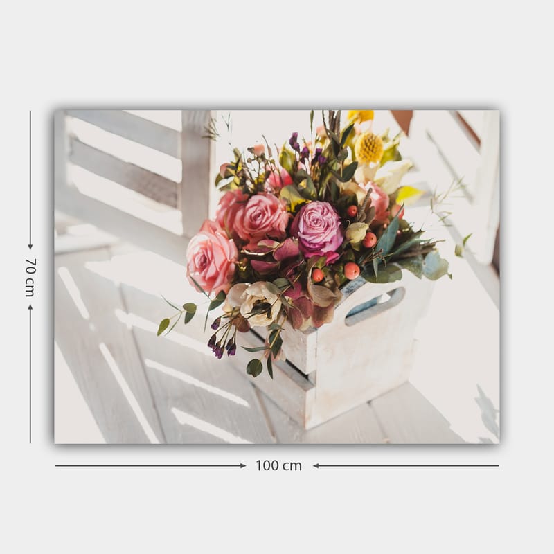 Lerretsbilde 70x100 cm - Vakker bukett med roser og andre blomster i en hvit kurv - Rosa / Grønn / Gul - Innredning - Bilder & kunst - Lerretsbilder