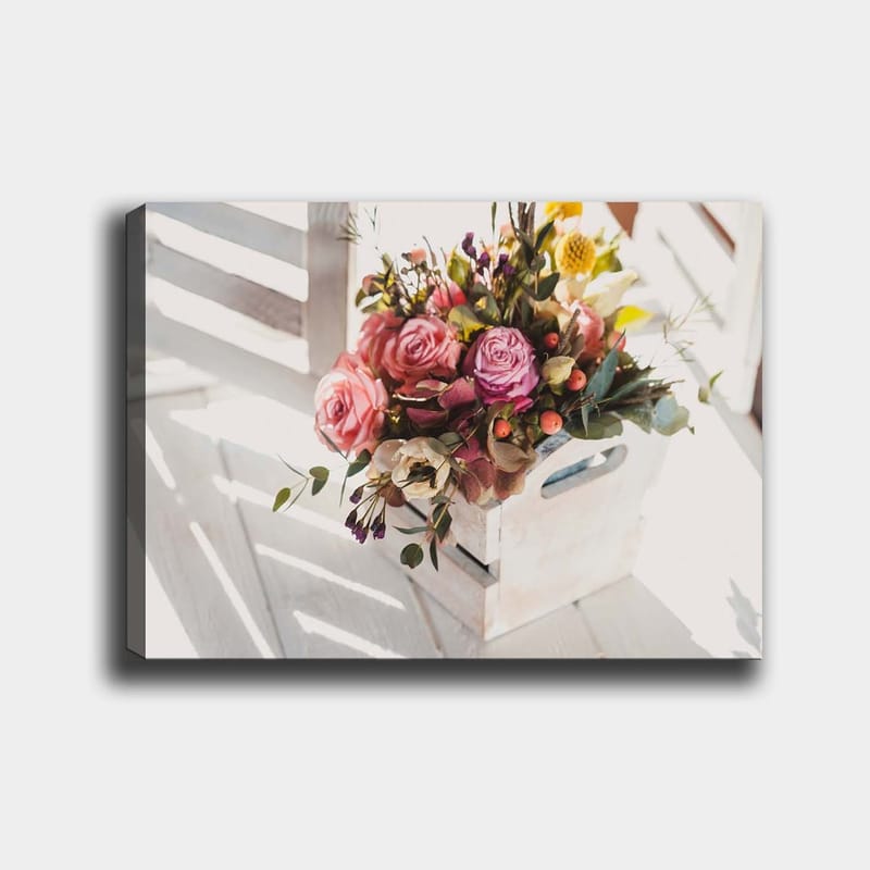 Lerretsbilde 70x100 cm - Vakker bukett med roser og andre blomster i en hvit kurv - Rosa / Grønn / Gul - Innredning - Bilder & kunst - Lerretsbilder