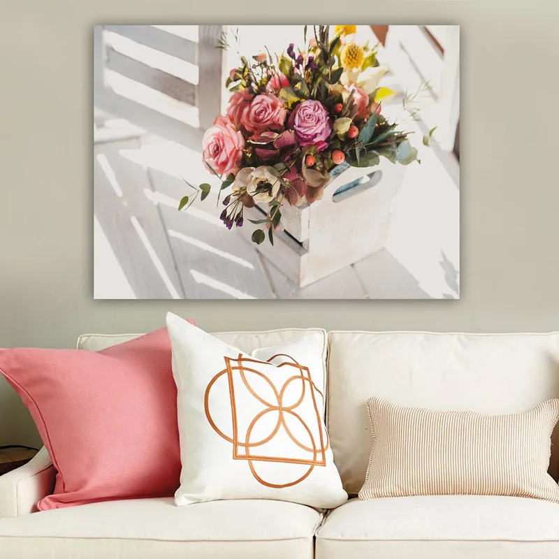 Lerretsbilde 70x100 cm - Vakker bukett med roser og andre blomster i en hvit kurv, Rosa / Grønn / Gul