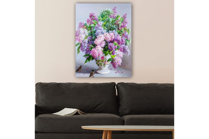 Lerretsbilde 70x100 cm - Vakker bukett med syrinblomster i en hvit vase, Lilla / Grønn / Hvit