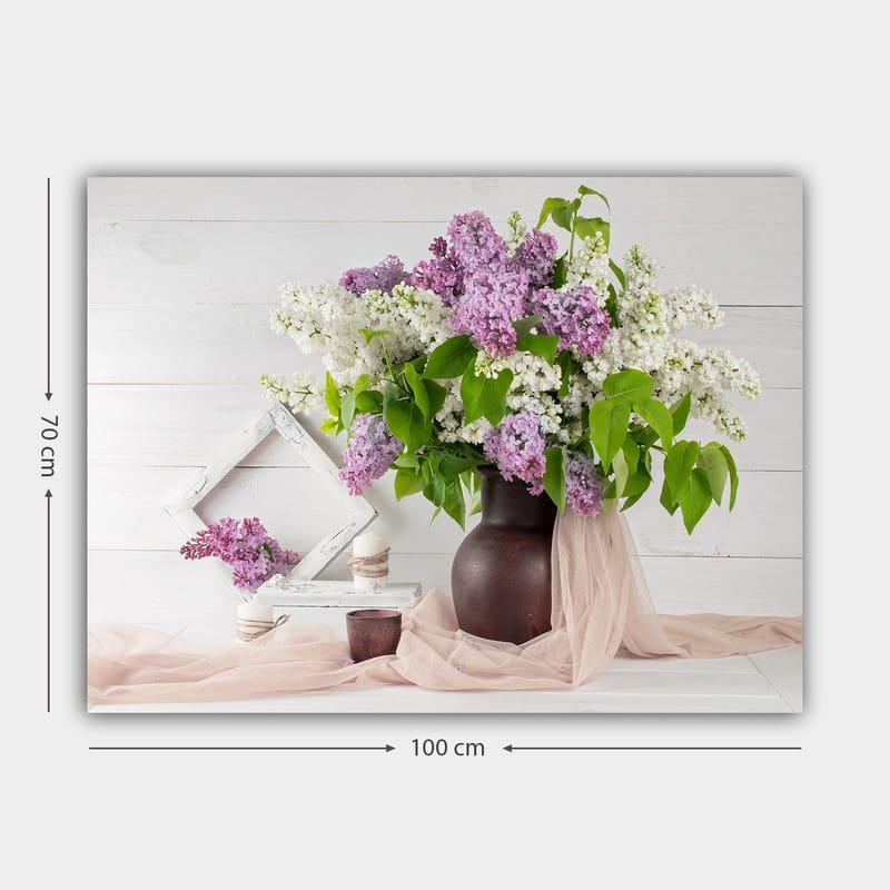 Lerretsbilde 70x100 cm - Vakker bukett med syriner i en brun vase, omgitt av grønne blader og dekorasjoner - Lilla / Hvit / Grønn - Innredning - Bilder & kunst - Lerretsbilder