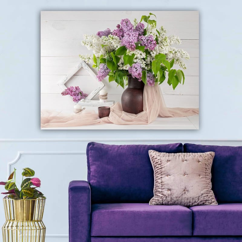 Lerretsbilde 70x100 cm - Vakker bukett med syriner i en brun vase, omgitt av grønne blader og dekorasjoner - Lilla / Hvit / Grønn - Innredning - Bilder & kunst - Lerretsbilder