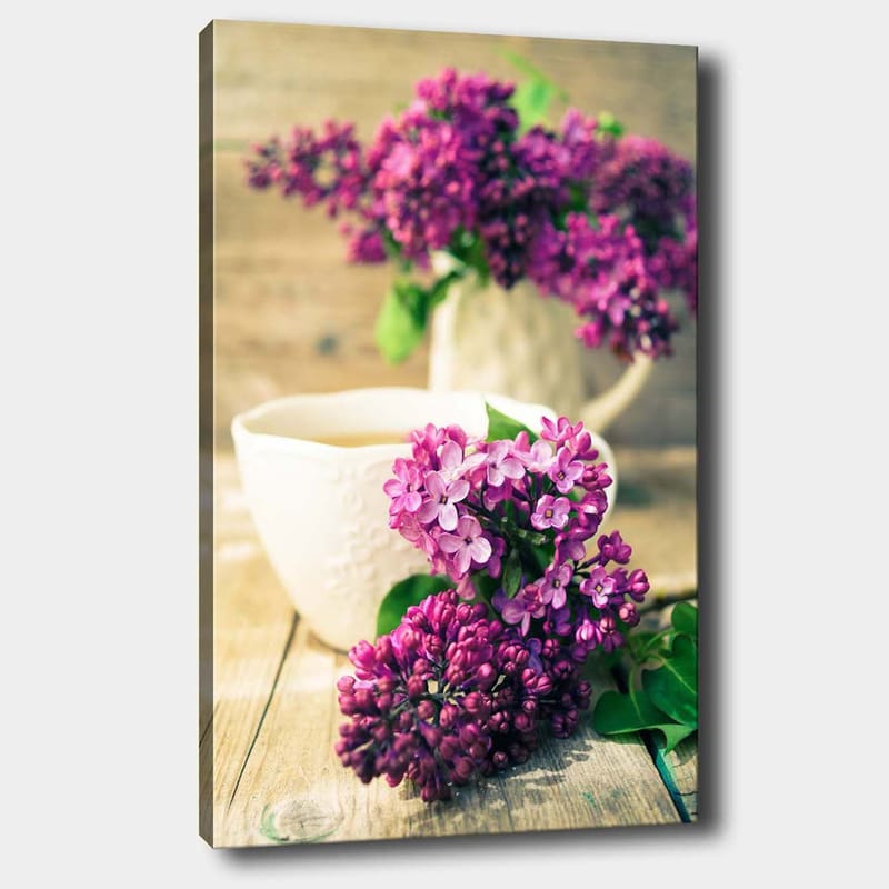 Lerretsbilde 70x100 cm - Vakker bukett med syriner i en hvit mugge med en kopp i forgrunnen, Lilla / Grønn / Hvit