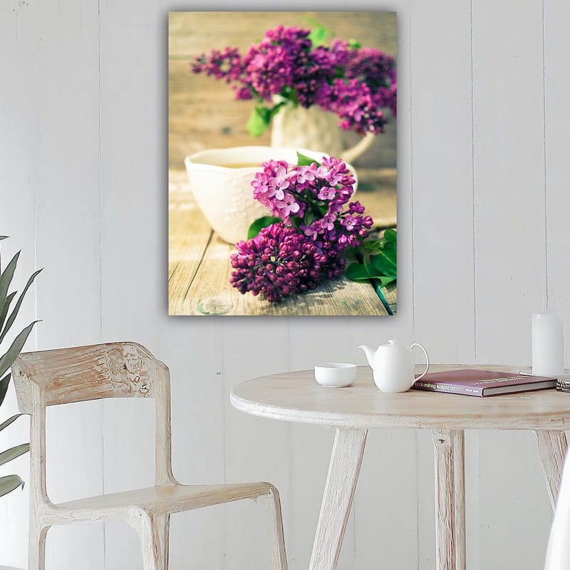 Lerretsbilde 70x100 cm - Vakker bukett med syriner i en hvit mugge med en kopp i forgrunnen - Lilla / Grønn / Hvit - Innredning - Bilder & kunst - Lerretsbilder