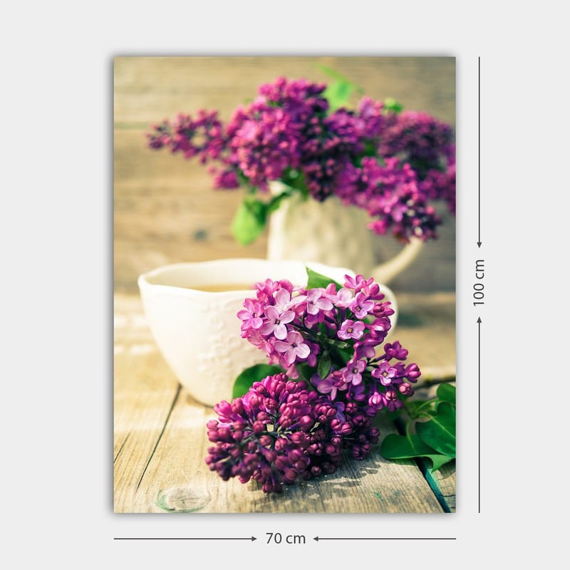 Lerretsbilde 70x100 cm - Vakker bukett med syriner i en hvit mugge med en kopp i forgrunnen - Lilla / Grønn / Hvit - Innredning - Bilder & kunst - Lerretsbilder