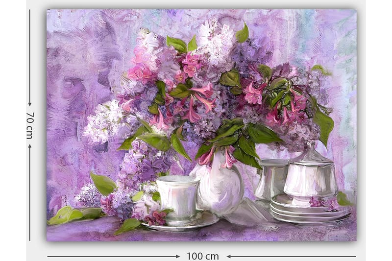 Lerretsbilde 70x100 cm - Vakker bukett med syriner i lilla og rosa nyanser, omgitt av hvite porselenskopper og -skåler - Lilla / Rosa / Grønn - Innredning - Bilder & kunst - Lerretsbilder