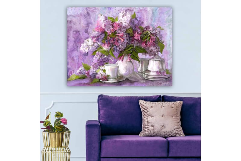 Lerretsbilde 70x100 cm - Vakker bukett med syriner i lilla og rosa nyanser, omgitt av hvite porselenskopper og -skåler - Lilla / Rosa / Grønn - Innredning - Bilder & kunst - Lerretsbilder