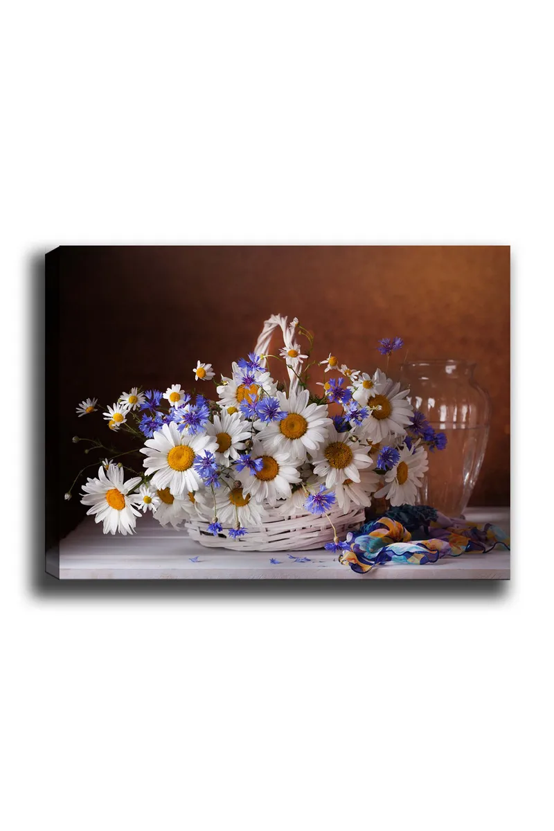 Lerretsbilde 70x100 cm - Vakker bukett med tusenfryd og kornblomster i en kurv, Hvit / Blå / Gul