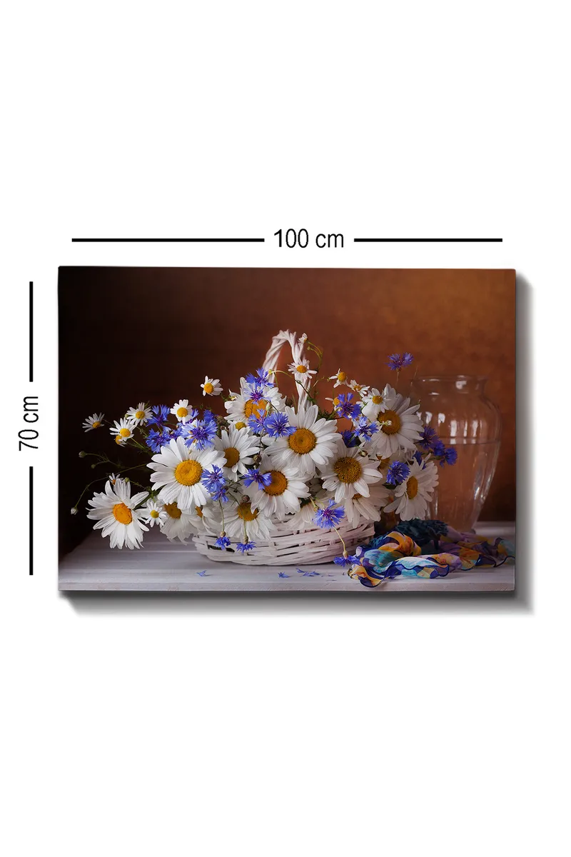 Lerretsbilde 70x100 cm - Vakker bukett med tusenfryd og kornblomster i en kurv - Hvit / Blå / Gul - Innredning - Bilder & kunst - Lerretsbilder