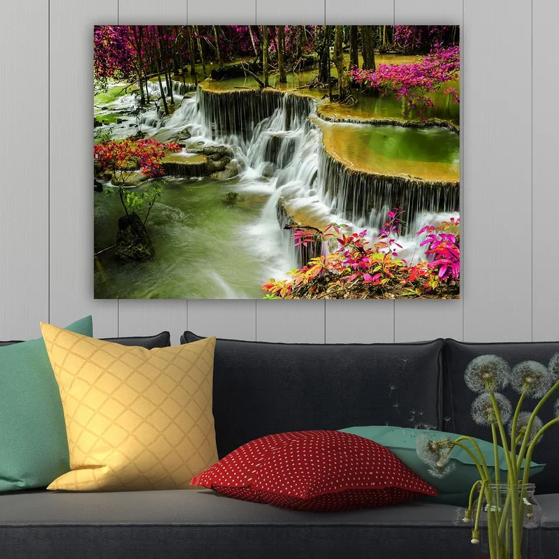 Lerretsbilde 70x100 cm - Vakker foss omgitt av fargerike blomster og frodige trær - Grønn / Rosa / Brun - Innredning - Bilder & kunst - Lerretsbilder
