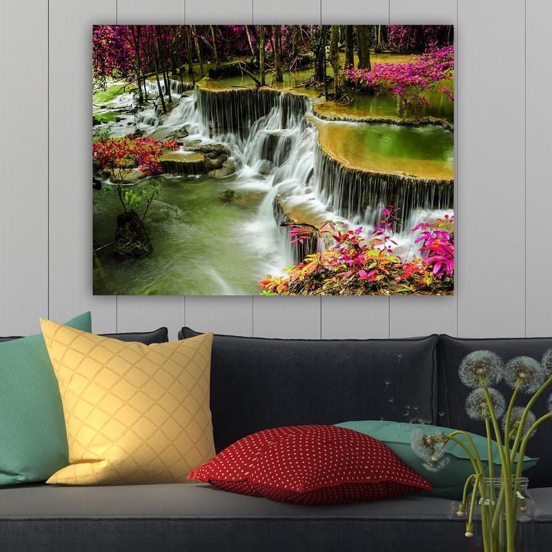 Lerretsbilde 70x100 cm - Vakker foss omgitt av fargerike blomster og frodige trær - Grønn / Rosa / Brun - Innredning - Bilder & kunst - Lerretsbilder