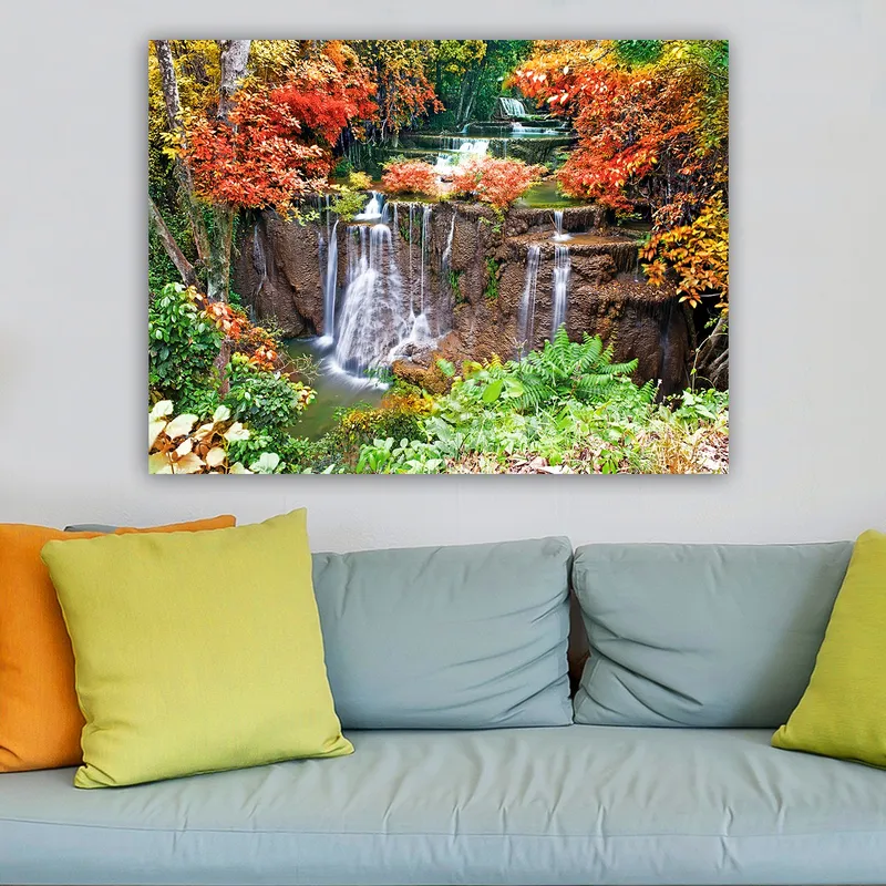 Lerretsbilde 70x100 cm - Vakker foss omgitt av fargerike høstblader - Rød / Grønn / Brun - Innredning - Bilder & kunst - Lerretsbilder