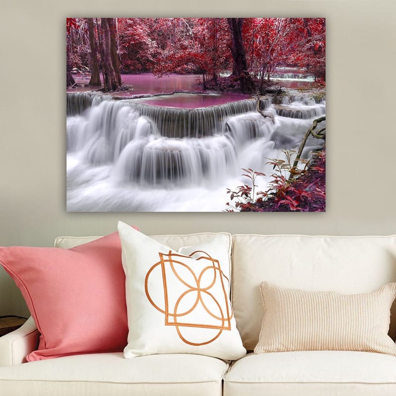 Lerretsbilde 70x100 cm - Vakker foss omgitt av fargerike trær og vegetasjon - Rød / Lilla / Hvit - Innredning - Bilder & kunst - Lerretsbilder
