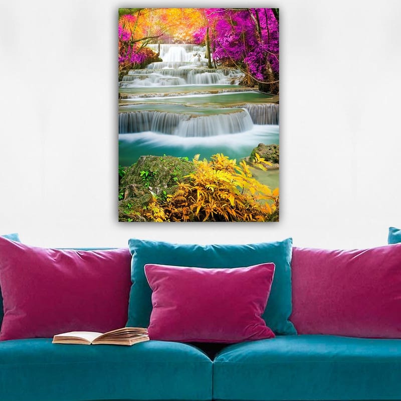 Lerretsbilde 70x100 cm - Vakker foss omgitt av fargerike trær og planter - Lilla / Grønn / Oransje - Innredning - Bilder & kunst - Lerretsbilder