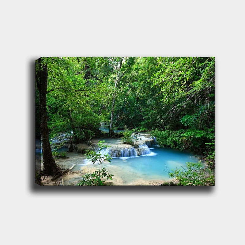 Lerretsbilde 70x100 cm - Vakker foss omgitt av frodig grøntområde, Grønn / Blå / Beige