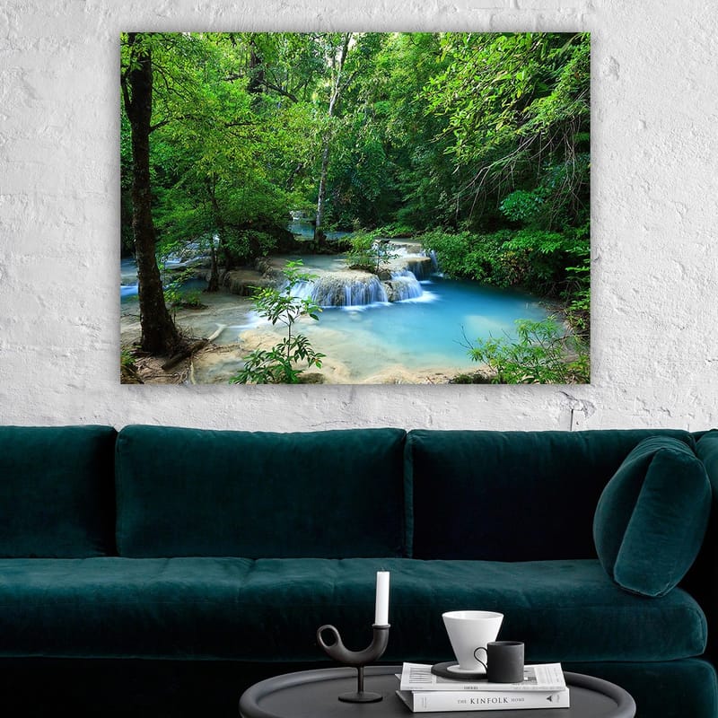 Lerretsbilde 70x100 cm - Vakker foss omgitt av frodig grøntområde - Grønn / Blå / Beige - Innredning - Bilder & kunst - Lerretsbilder