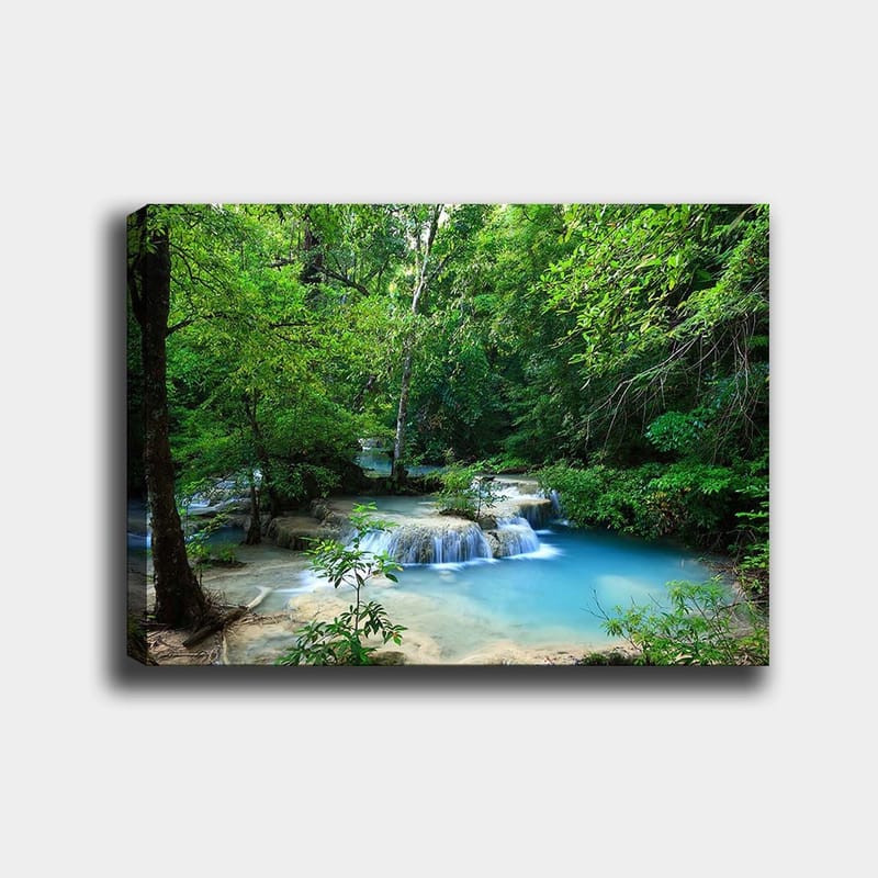 Lerretsbilde 70x100 cm - Vakker foss omgitt av frodig grøntområde, Grønn / Blå / Beige