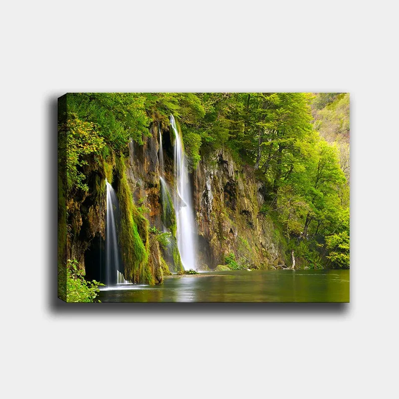 Lerretsbilde 70x100 cm - Vakker foss omgitt av frodig grøntområde - Grønn / Brun / Hvit - Innredning - Bilder & kunst - Lerretsbilder