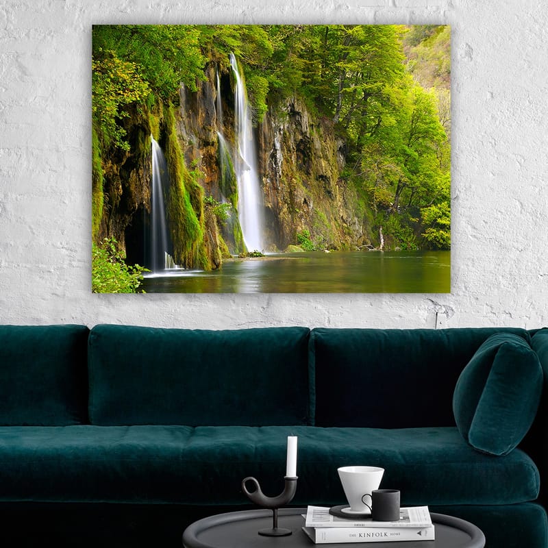 Lerretsbilde 70x100 cm - Vakker foss omgitt av frodig grøntområde - Grønn / Brun / Hvit - Innredning - Bilder & kunst - Lerretsbilder