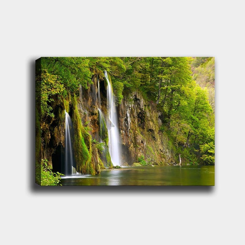 Lerretsbilde 70x100 cm - Vakker foss omgitt av frodig grøntområde - Grønn / Brun / Hvit - Innredning - Bilder & kunst - Lerretsbilder