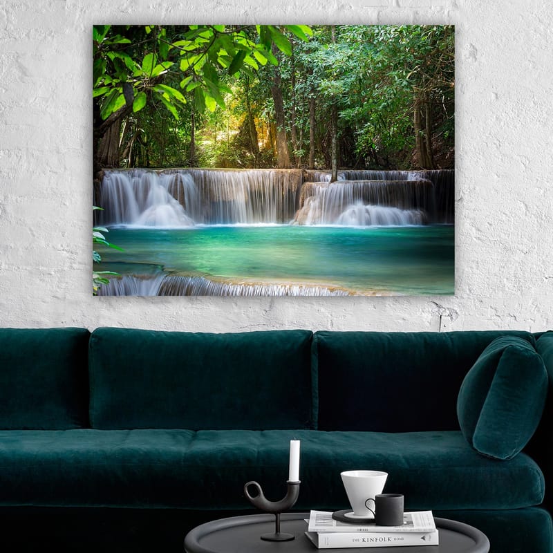 Lerretsbilde 70x100 cm - Vakker foss omgitt av frodig grøntområde - Grønn / Turkis / Brun - Innredning - Bilder & kunst - Lerretsbilder