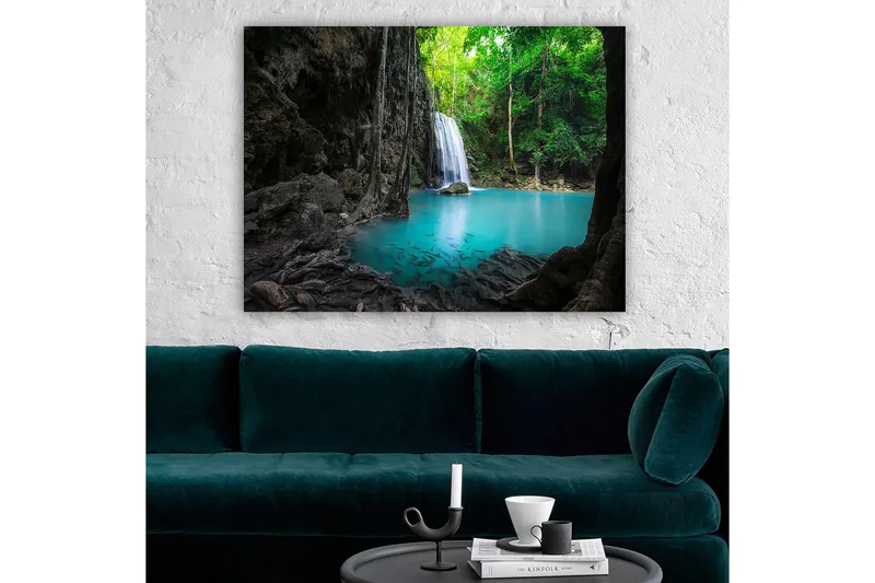 Lerretsbilde 70x100 cm - Vakker foss omgitt av frodig grøntområde og klart turkis vann - Turkis / Grønn / Grå - Innredning - Bilder & kunst - Lerretsbilder