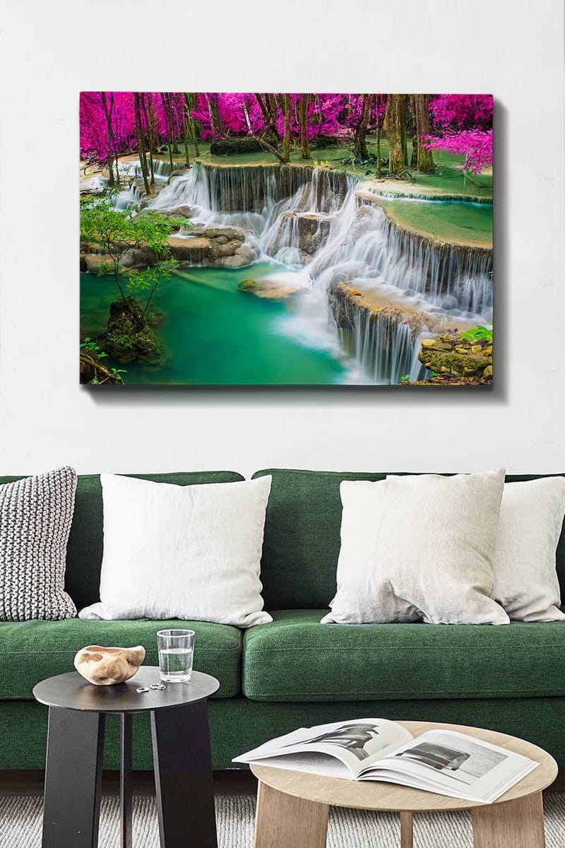 Lerretsbilde 70x100 cm - Vakker foss omgitt av frodig grøntområde og rosa blomster - Turkis / Rosa / Grønn - Innredning - Bilder & kunst - Lerretsbilder