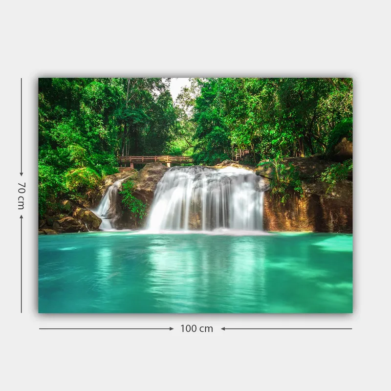Lerretsbilde 70x100 cm - Vakker foss omgitt av frodig grøntområde - Turkis / Grønn - Innredning - Bilder & kunst - Lerretsbilder