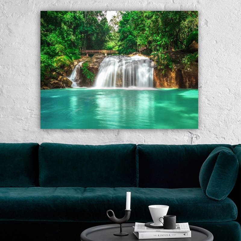 Lerretsbilde 70x100 cm - Vakker foss omgitt av frodig grøntområde - Turkis / Grønn - Innredning - Bilder & kunst - Lerretsbilder